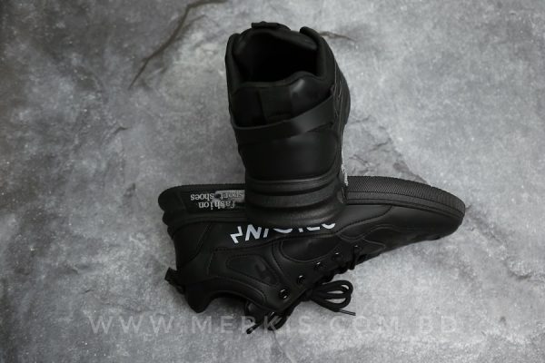 black sneaker for men