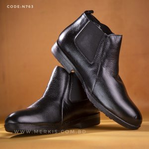 Chelsea boots in pure black