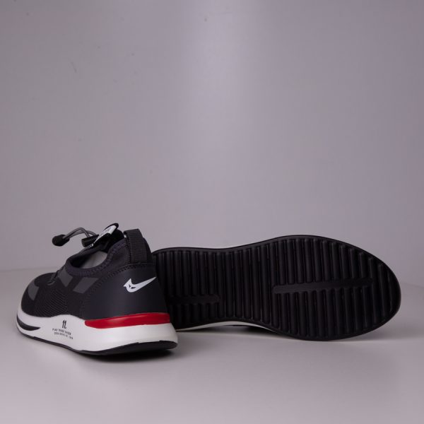 black trendy sports shoes